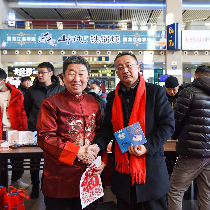 艺术家把“文化年货”送到南来北往旅客手里